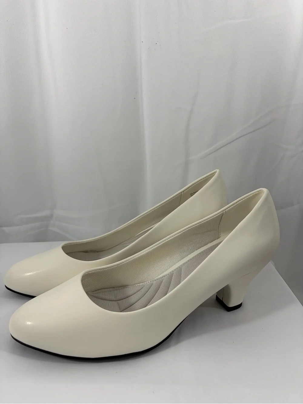 NWT easy street Women's Size 9.5W White Low Heel Pumps